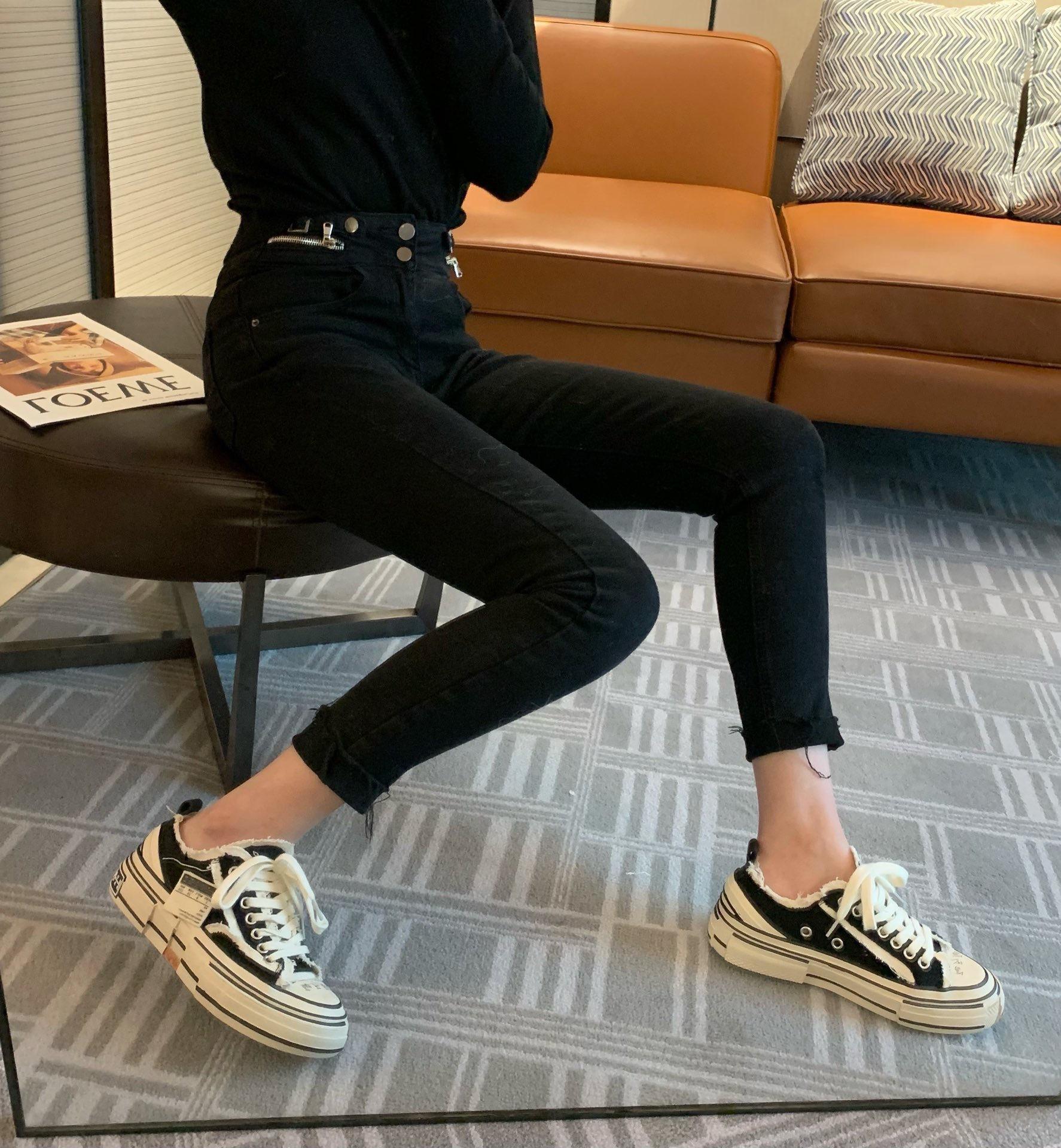 L · Black