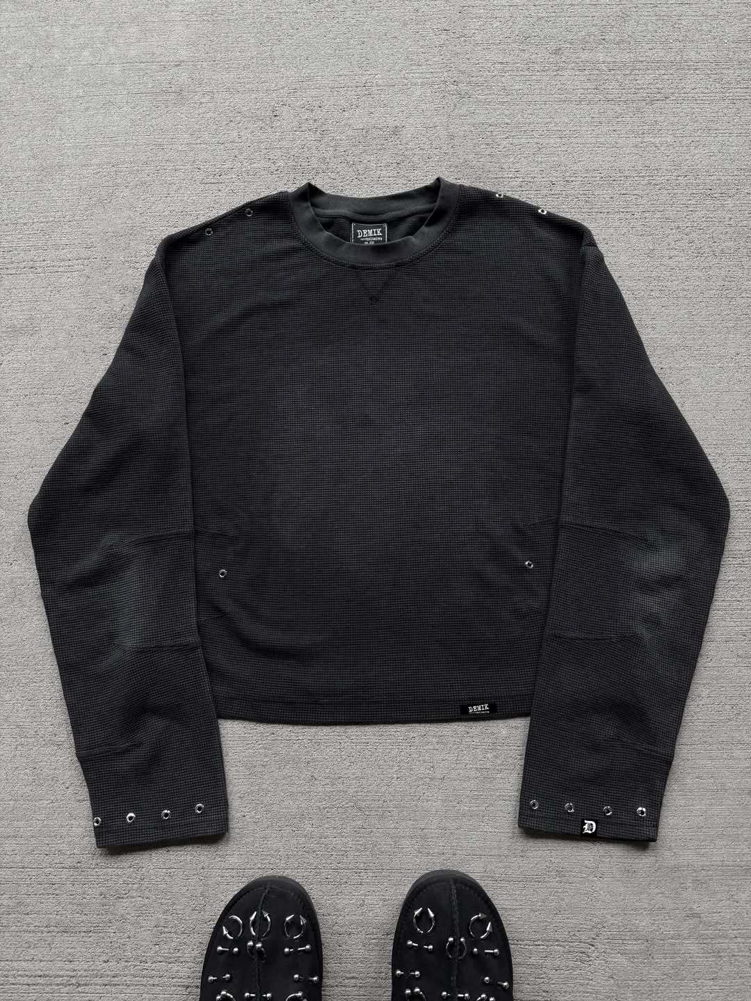 L · Black