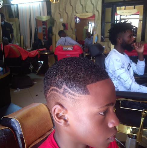 Black & Gold Executive Kinyozi