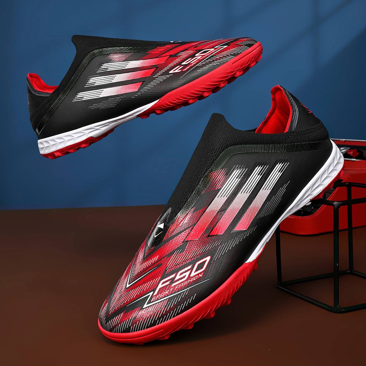 Low-cut Long-stud Outdoor Soccer Cleats