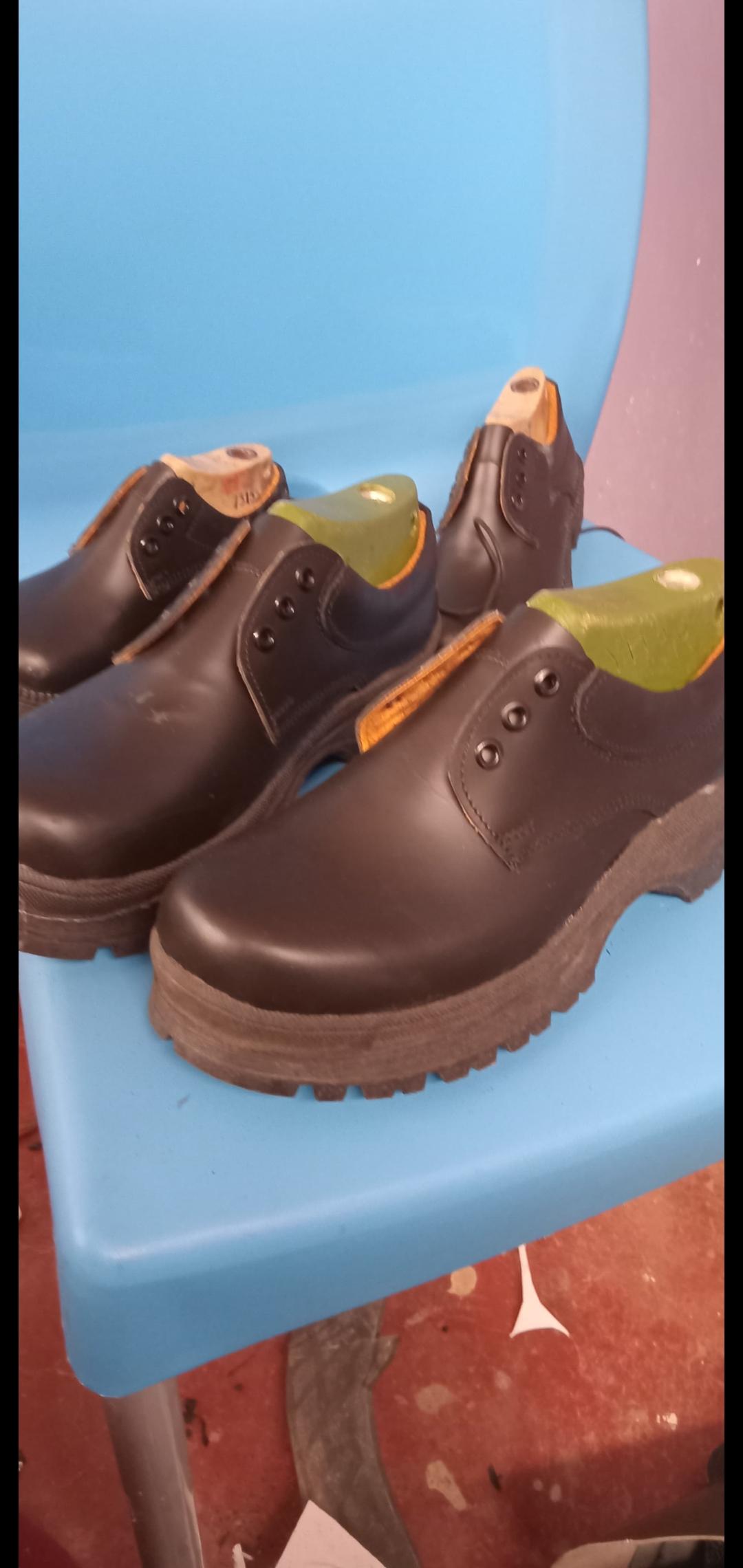 Akello shoe